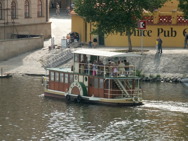 15_ship_vltava.jpg - [en]Ship on Vltava[sk]Loď na Vltave