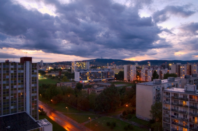 PICT3935.jpg - [en]Cloudy dusk in Bratislava[sk]Tmavý súmrak v Bratislave